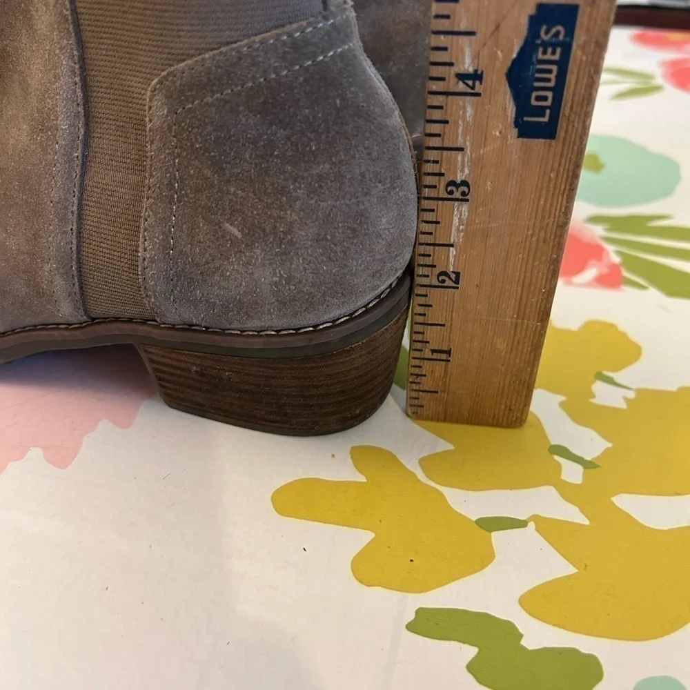 Me Too woman's Taupe SuedeZarits size 8.5 leather upper ankle heeled boots